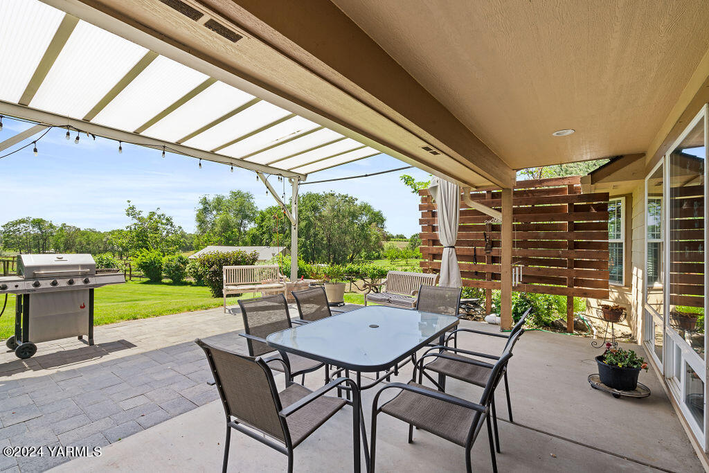 1241 Nelson Road Granger, WA 98932 - Photo 11 of 45 a view of a chairs and table in patio