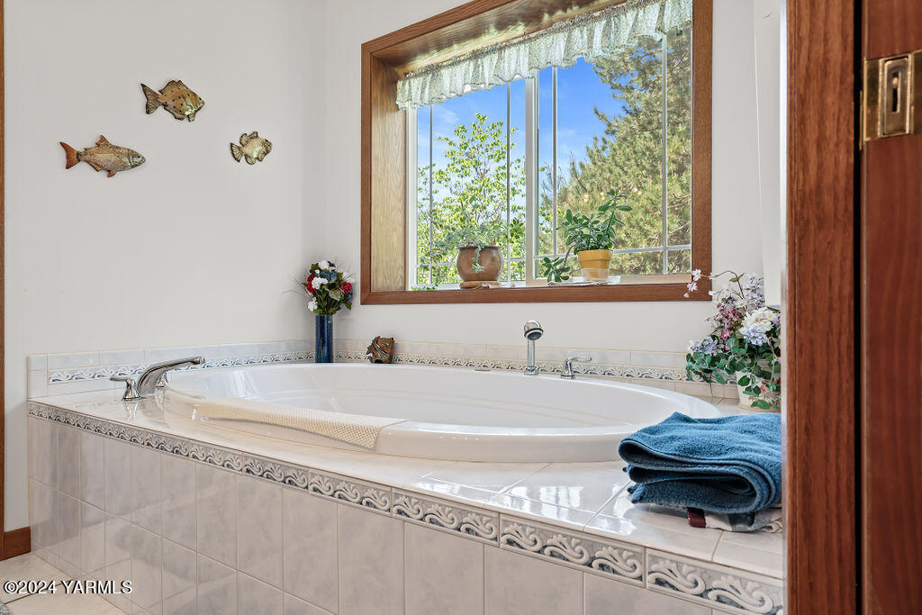 1241 Nelson Road Granger, WA 98932 - Photo 17 of 45 a bathroom with a tub and a window
