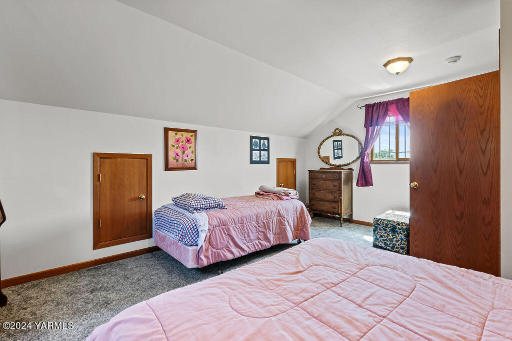1241 Nelson Road Granger, WA 98932 - Photo 20 of 45 a spacious bedroom with a bed and a closet