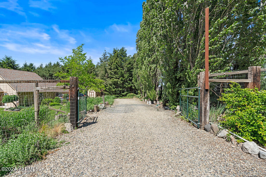 1241 Nelson Road Granger, WA 98932 - Photo 2 of 45 a view of a street with a trees
