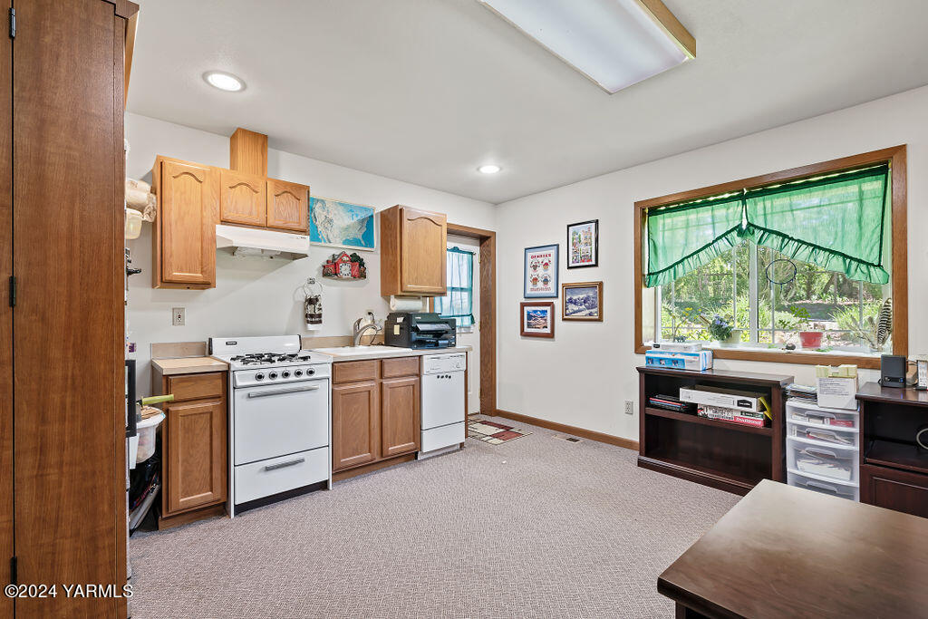 1241 Nelson Road Granger, WA 98932 - Photo 21 of 45 a kitchen with stainless steel appliances granite countertop a stove a sink and a refrigerator