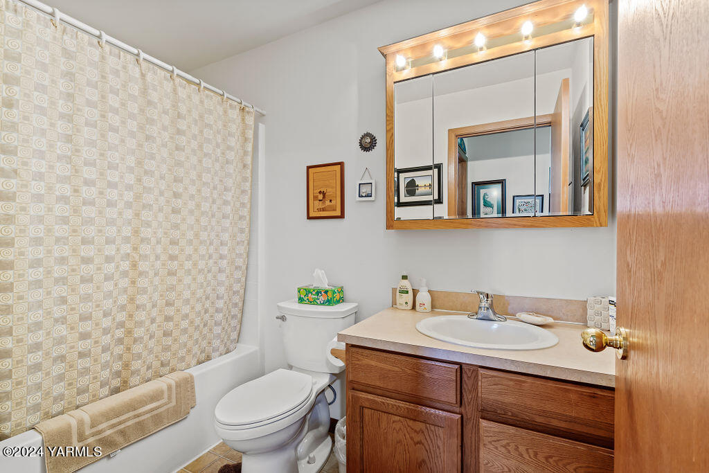 1241 Nelson Road Granger, WA 98932 - Photo 23 of 45 a bathroom with a sink toilet and mirror