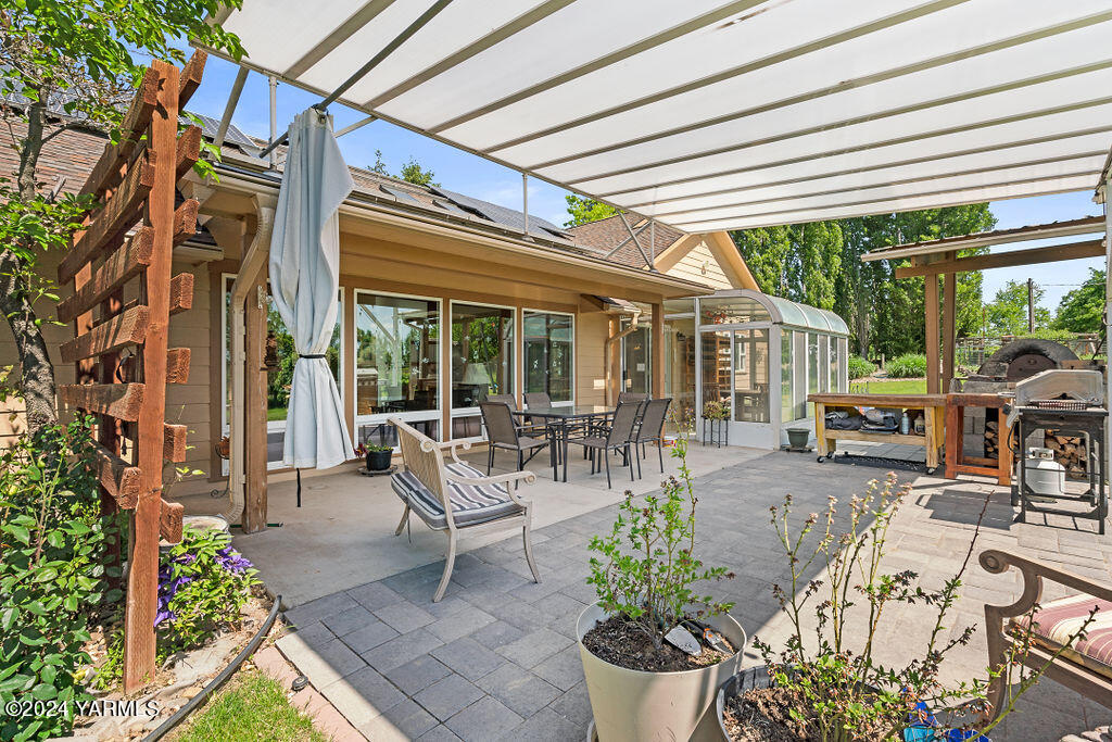 1241 Nelson Road Granger, WA 98932 - Photo 25 of 45 a view of a patio with chairs and potted plants