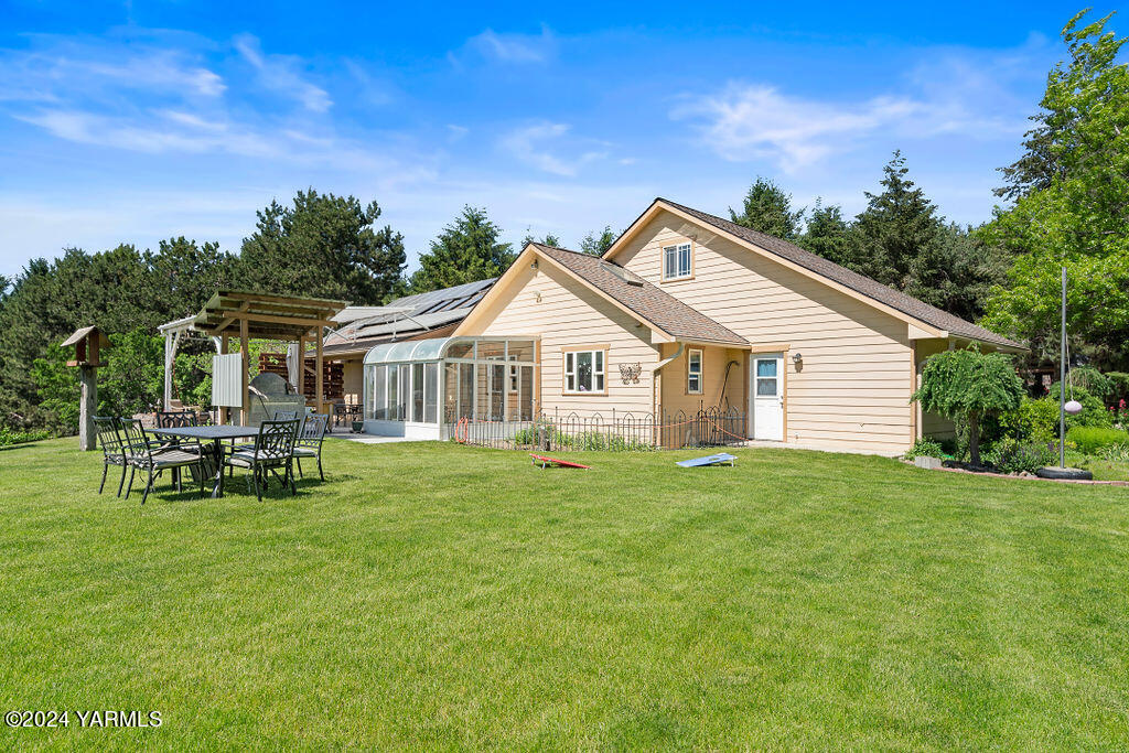 1241 Nelson Road Granger, WA 98932 - Photo 27 of 45 a backyard of a house with table and chairs