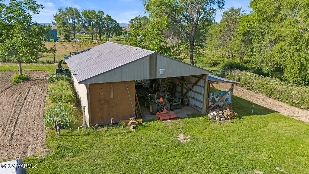 1241 Nelson Road Granger, WA 98932 - Photo 30 of 45 a view of a backyard with small cabin