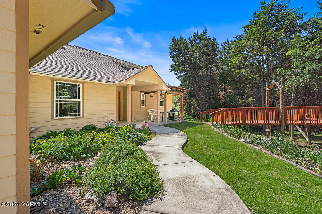1241 Nelson Road Granger, WA 98932 - Photo 3 of 45 a view of house with a yard