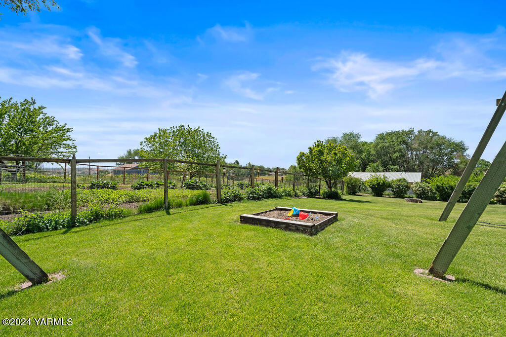 1241 Nelson Road Granger, WA 98932 - Photo 32 of 45 a view of a table and chairs in the garden