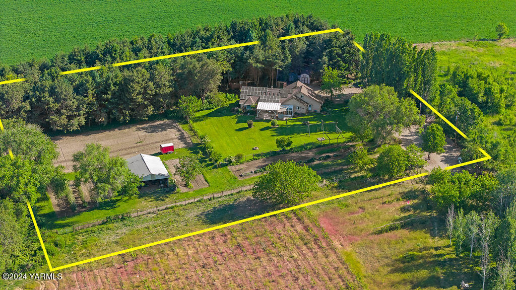 1241 Nelson Road Granger, WA 98932 - Photo 40 of 45 a view of a tennis court