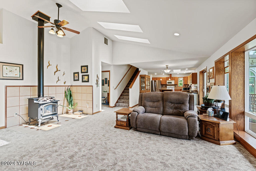 1241 Nelson Road Granger, WA 98932 - Photo 6 of 45 a living room with furniture and a window