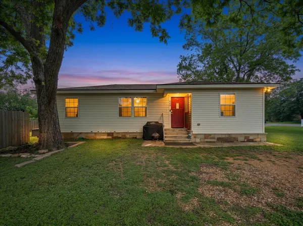 $290,000 | 608 Washington Street, Smithville, TX 78957