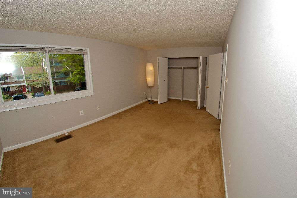 2211 Southgate Square Reston, VA 20191 - Photo 20 of 26 an empty room with a window