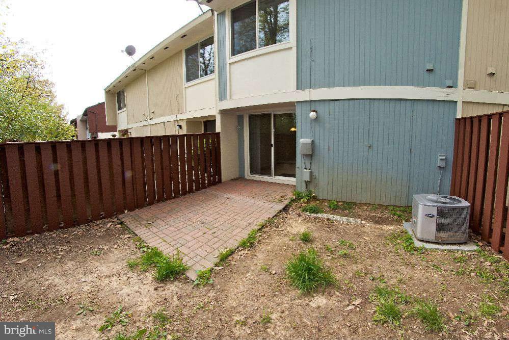 2211 Southgate Square Reston, VA 20191 - Photo 23 of 26 a backyard of a house