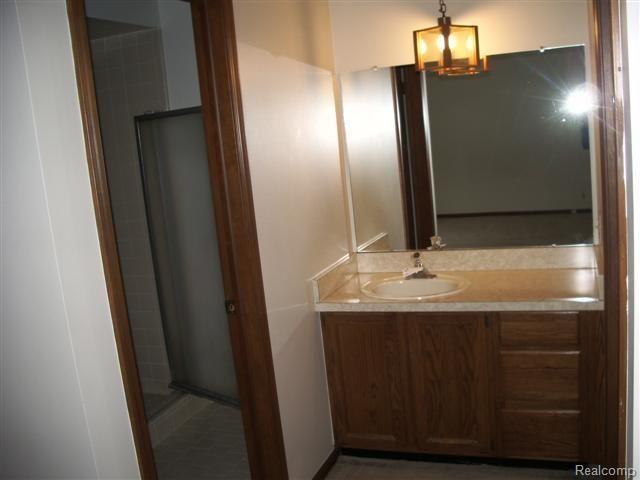 1368 Royal Crescent Street Rochester, MI 48306 - Photo 3 of 10 MstrBath