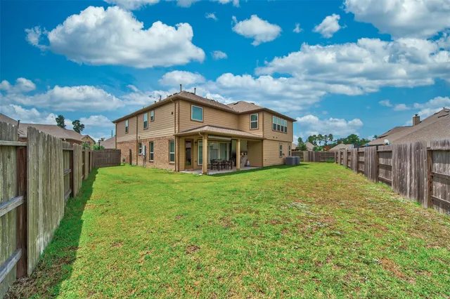 a view of a yard in front of house