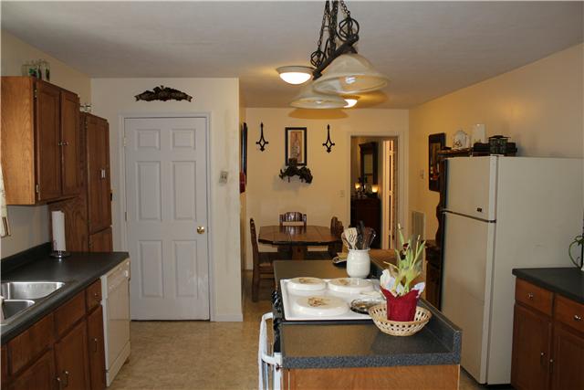 2045 Old Lake Road Lewisburg, TN 37091 - Photo 3 of 7 Kitchen