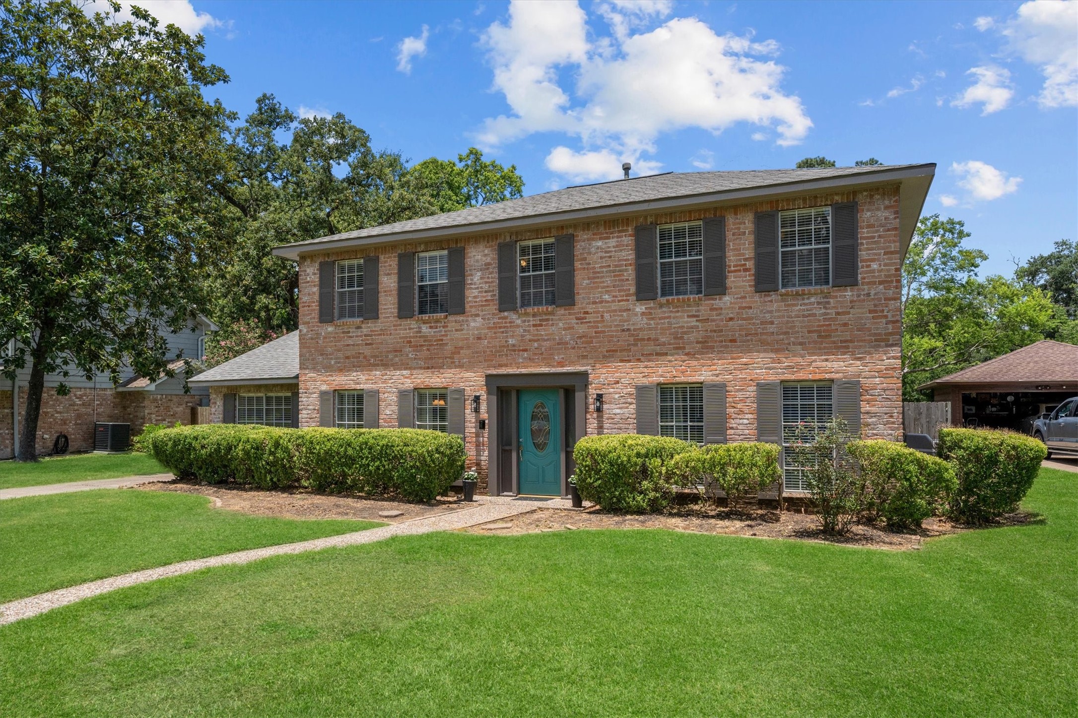 4026 Oxhill Road Spring, TX 77388 - Photo 2 of 40 A large front lawn offers beautiful curb appeal and a warm welcome to this well-maintained home.