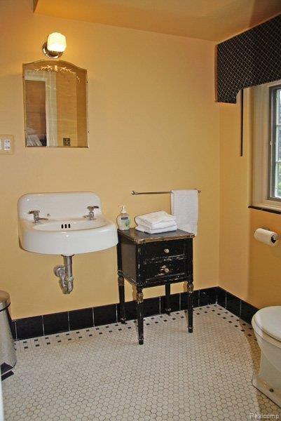663 Pemberton Road Grosse Pointe, MI 48230 - Photo 5 of 24 Bathroom 3