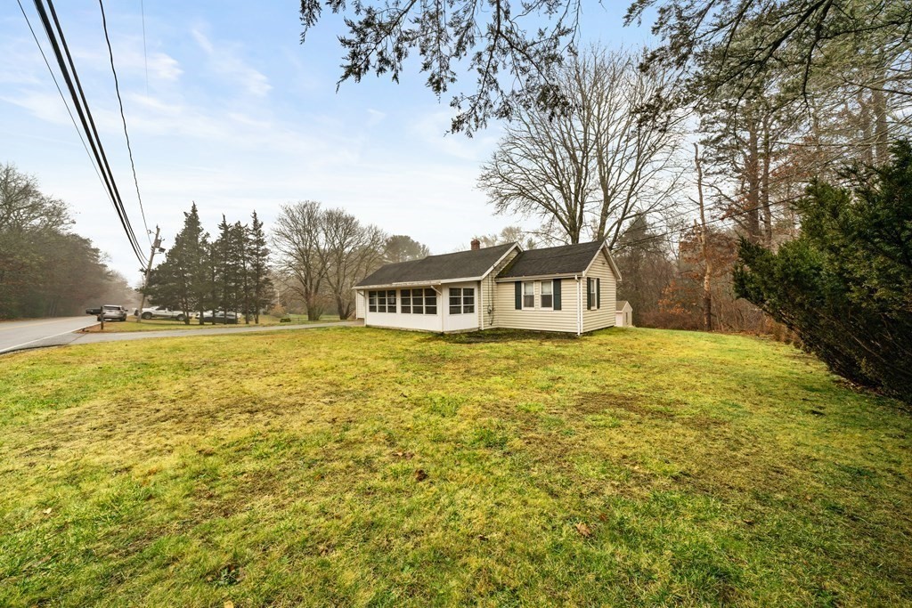 653 Walnut Plain Road Rochester, MA 02770 - Photo 4 of 30 a front view of a house with a garden
