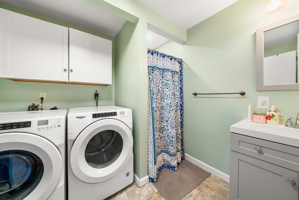 653 Walnut Plain Road Rochester, MA 02770 - Photo 8 of 30 a utility room with dryer and washer