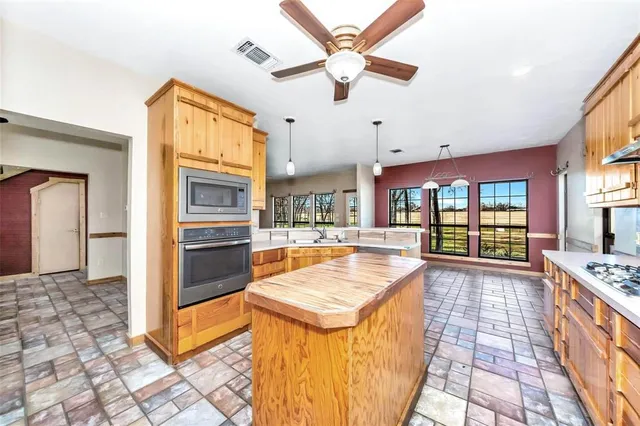 $765,000 | 131 County Road 4680, Boyd, TX 76023