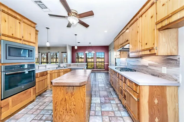 $765,000 | 131 County Road 4680, Boyd, TX 76023