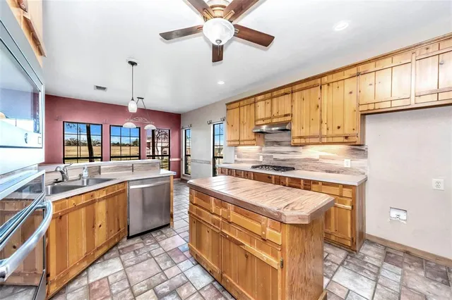 $765,000 | 131 County Road 4680, Boyd, TX 76023