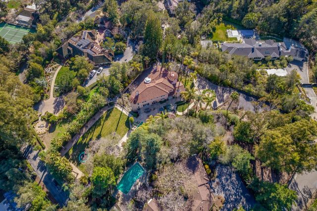 a view of a houses with a yard