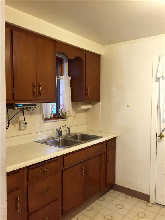 587 River Ridge Road McKeesport, PA 15133 - Photo 6 of 11 Kitchen