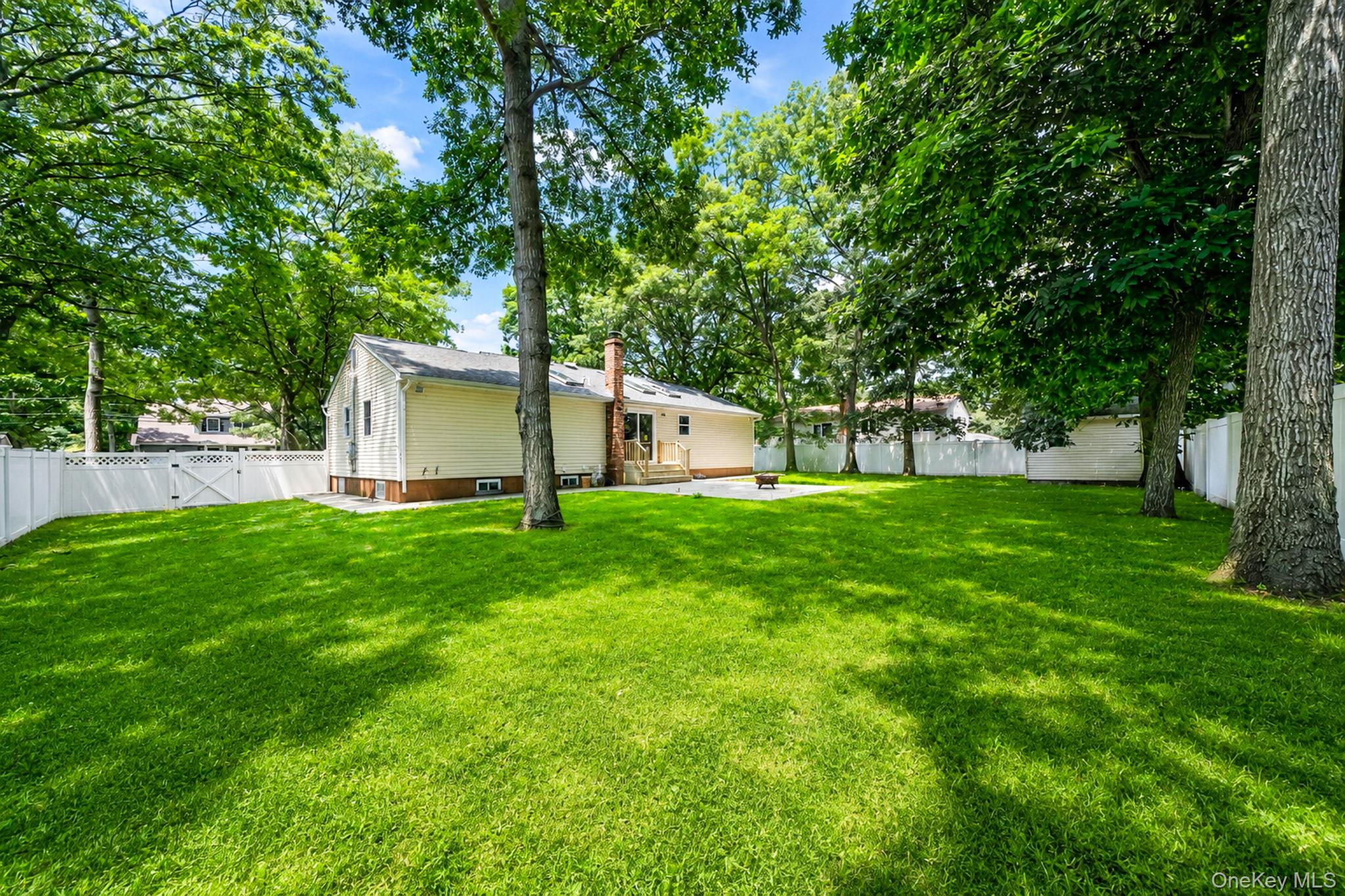 25 Heston Road Shirley, NY 11967 - Photo 7 of 38