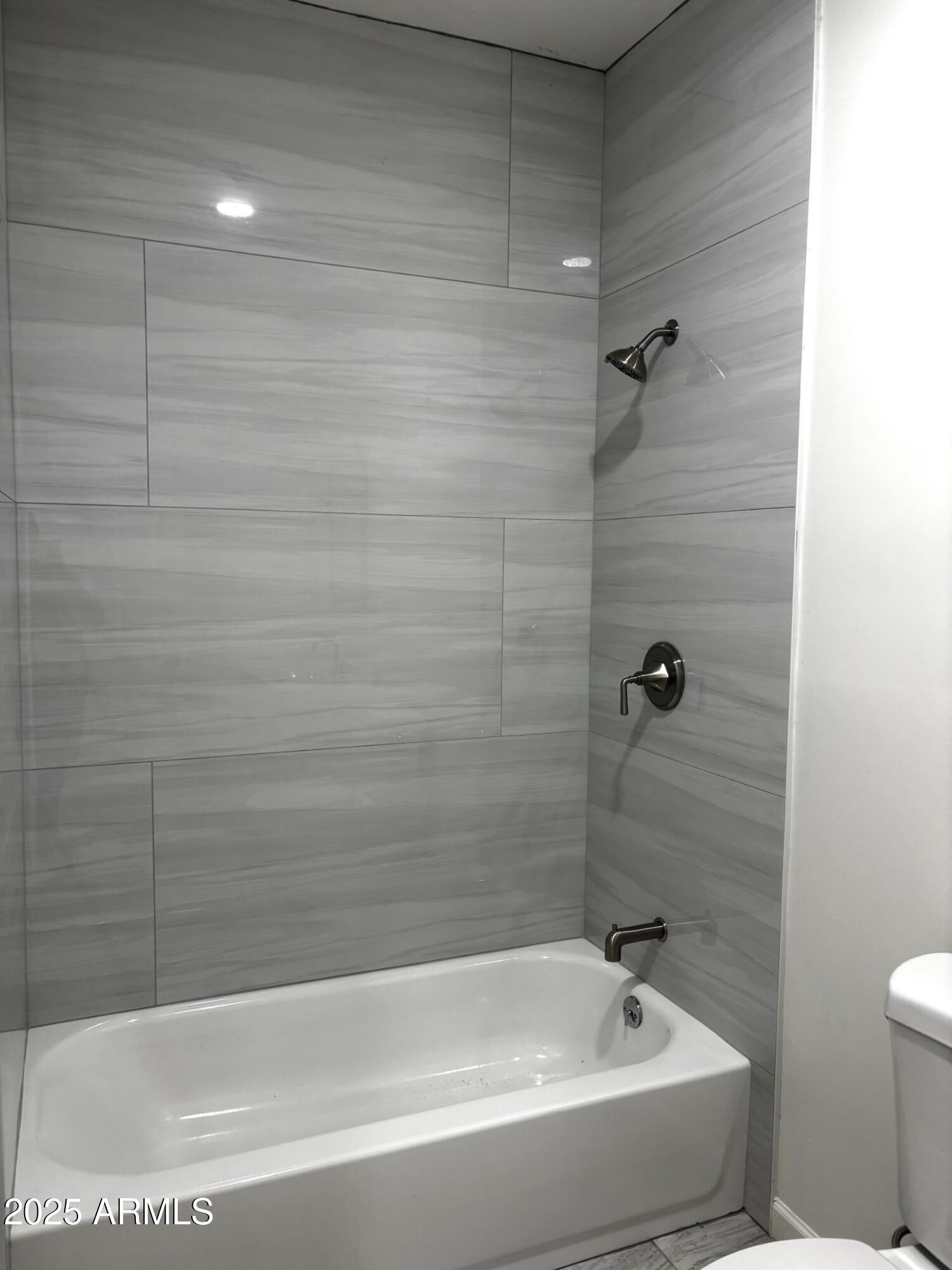 486 Anderson Avenue Douglas, AZ 85607 - Photo 10 of 16 a bathroom with a bathtub