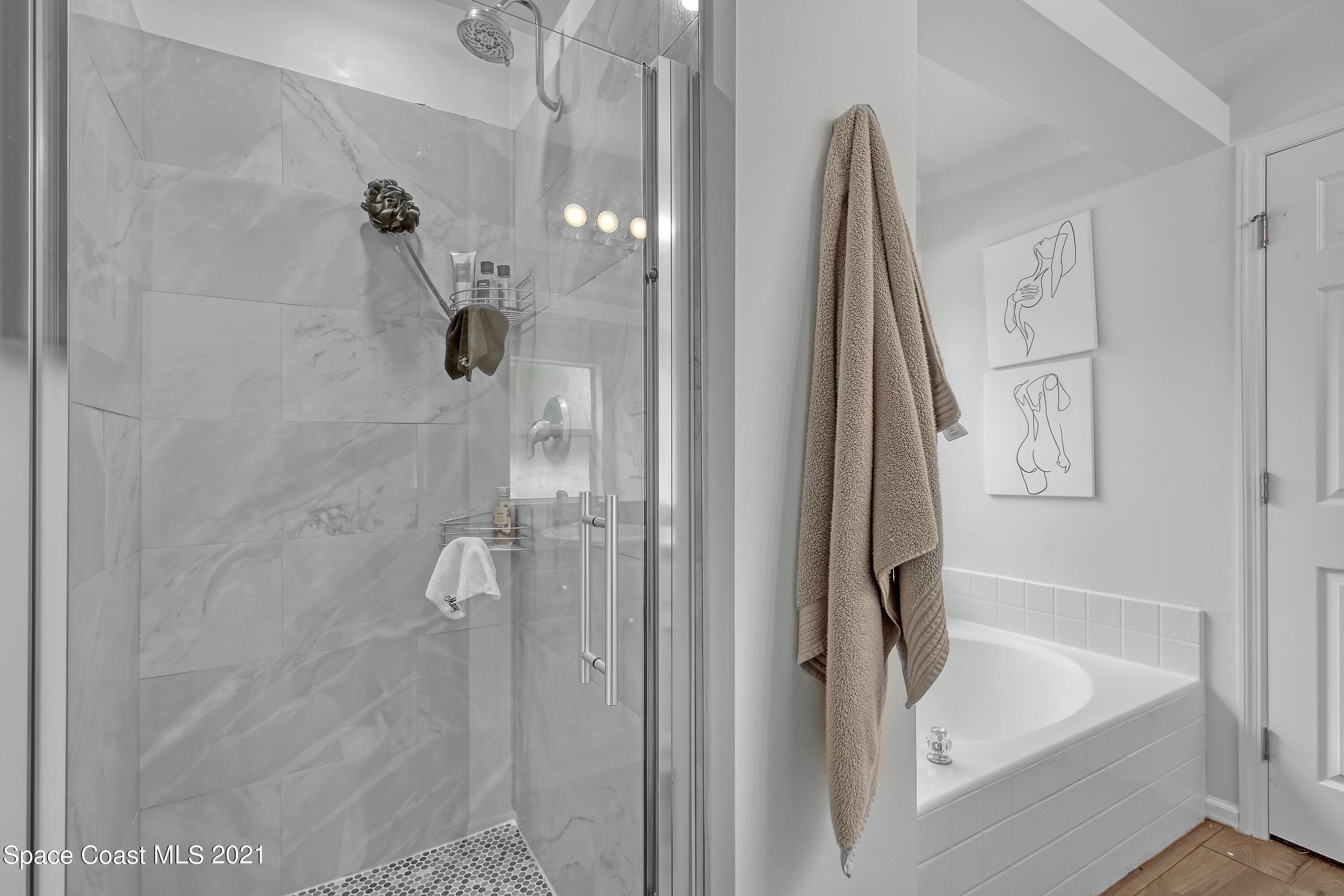 1277 Harlingen Road Southwest Palm Bay, FL 32908 - Photo 19 of 32 a bathroom with a shower and a tub