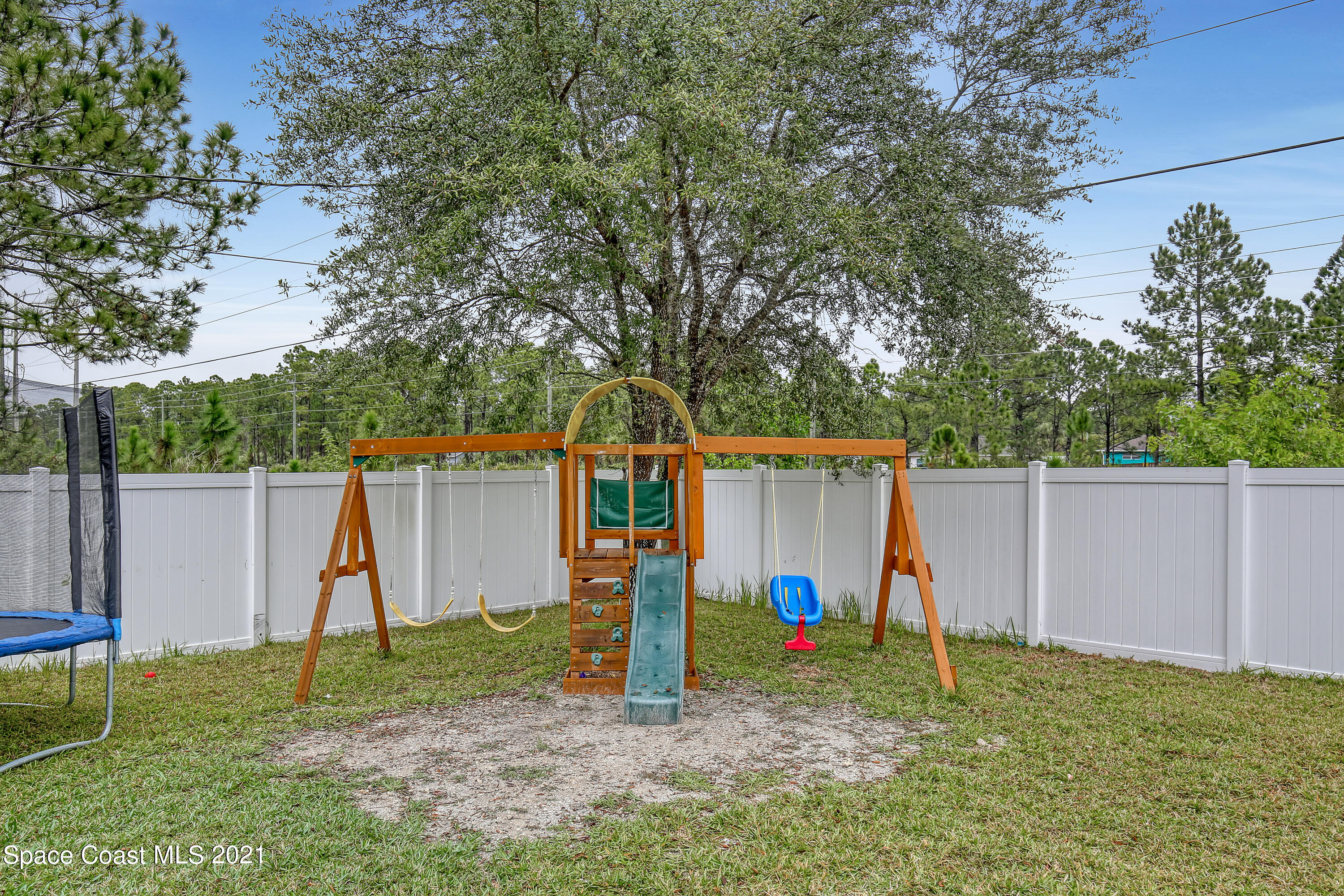 1277 Harlingen Road Southwest Palm Bay, FL 32908 - Photo 28 of 32 a view of a backyard