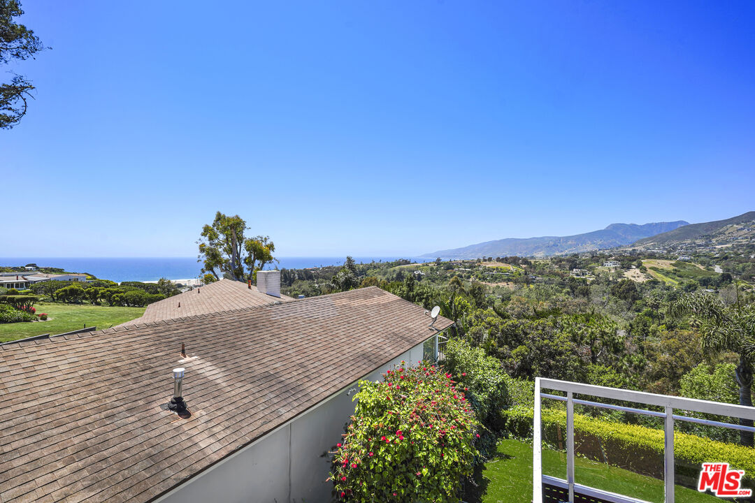 29355 Heathercliff Road, Unit GUESTHOUSE Malibu, CA 90265 - Photo 17 of 26 a view of a terrace