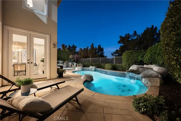 a view of a swimming pool with seating space