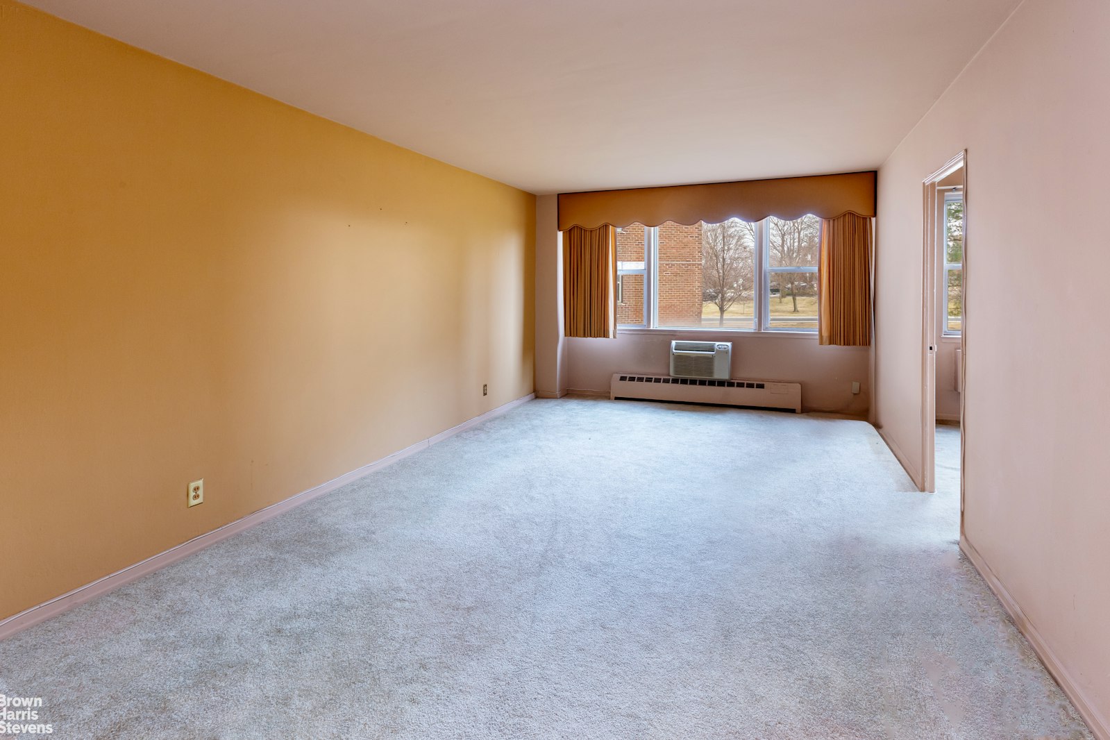 a view of livingroom with furniture