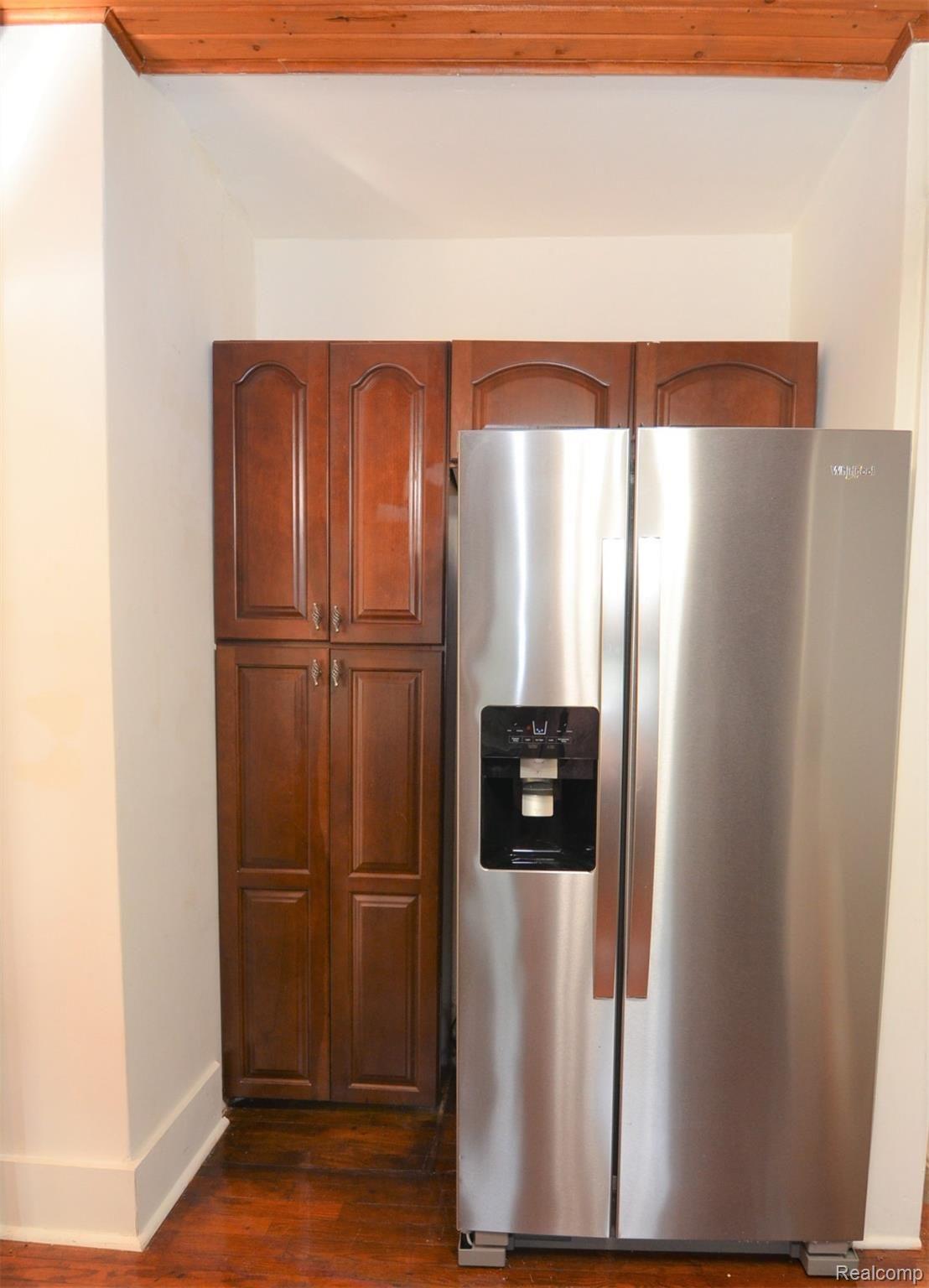 2402 South Long Lake Road Fenton, MI 48430 - Photo 4 of 18 HANDSOME STAINLESS~BIG PANTRY
