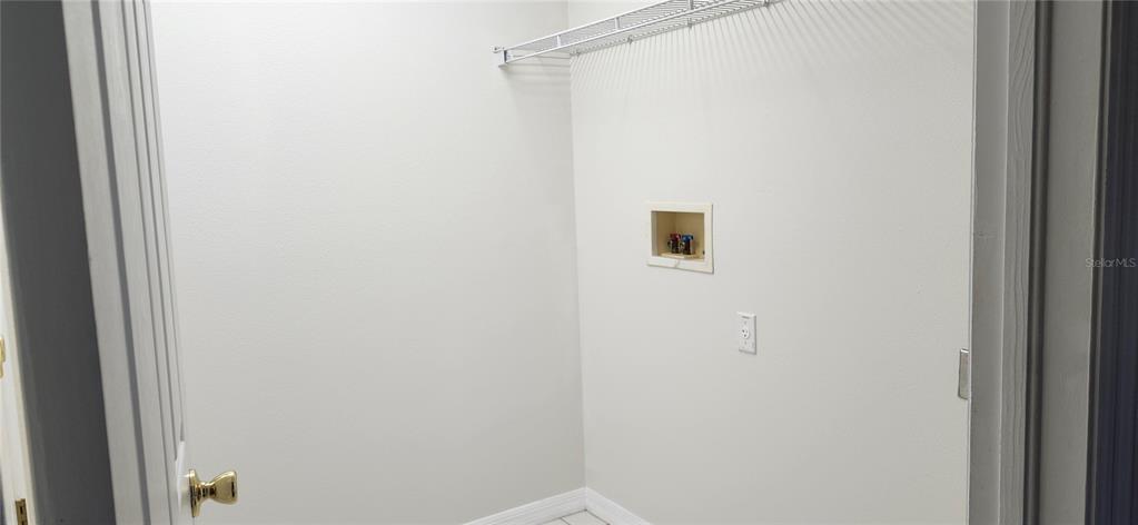 7524 Dragon Fly Loop Gibsonton, FL 33534 - Photo 31 of 55 a view of a small space