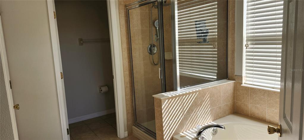 7524 Dragon Fly Loop Gibsonton, FL 33534 - Photo 37 of 55 a view of a hallway with windows