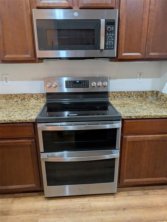 7524 Dragon Fly Loop Gibsonton, FL 33534 - Photo 50 of 55 a stove top oven sitting inside of a kitchen