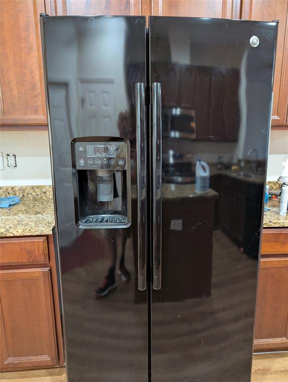 7524 Dragon Fly Loop Gibsonton, FL 33534 - Photo 8 of 55 a kitchen with granite countertop a refrigerator stove and oven