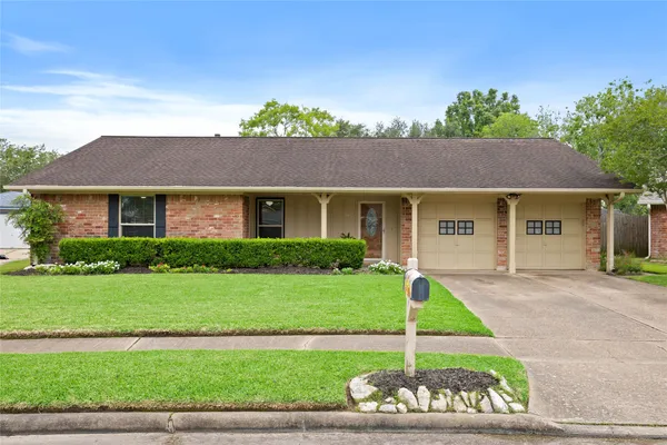 $340,000 | 1922 Crooked Creek Lane, Pearland, TX 77581