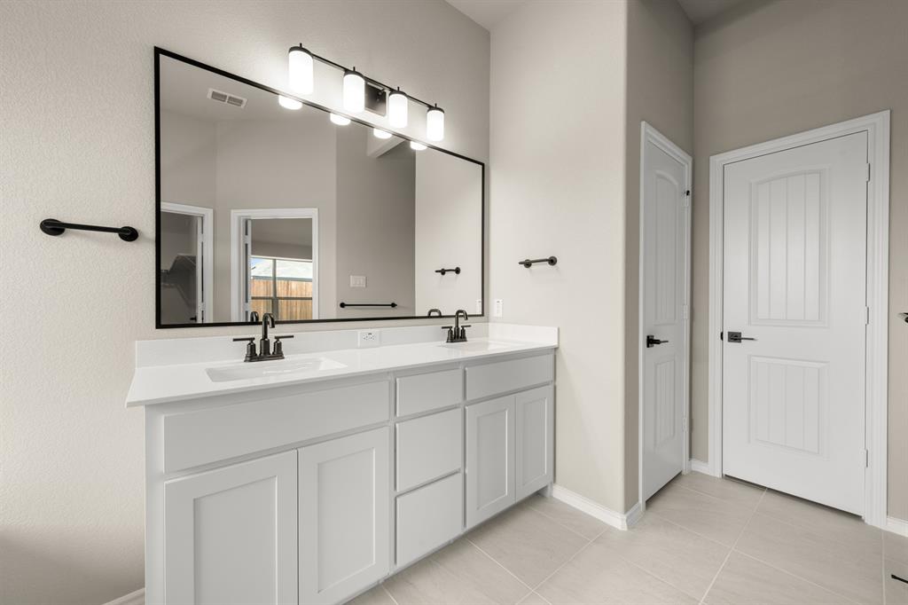 4017 Kitts Road Granbury, TX 76049 - Photo 15 of 27 DFW-Pirate Village-Concept 1937-4017 Kitts Road-Primary Suite-Risewell Homes-4
