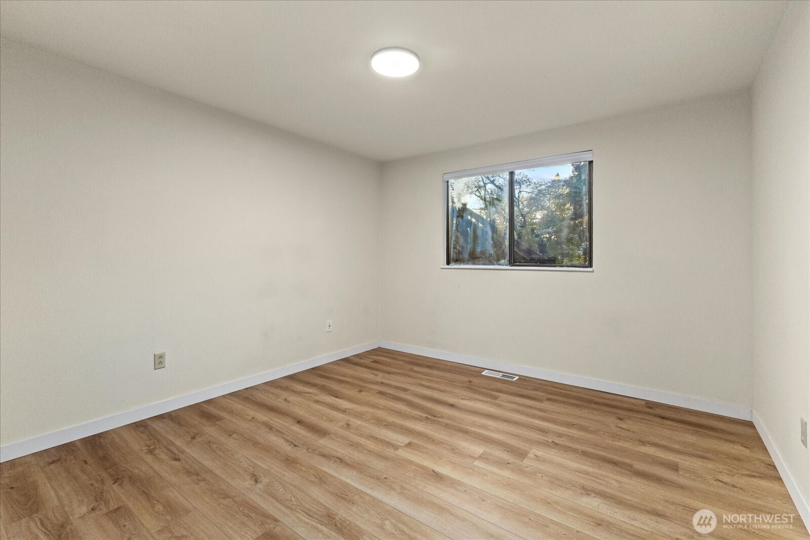 9607 122nd Avenue Southeast Renton, WA 98056 - Photo 12 of 32 an empty room with a window