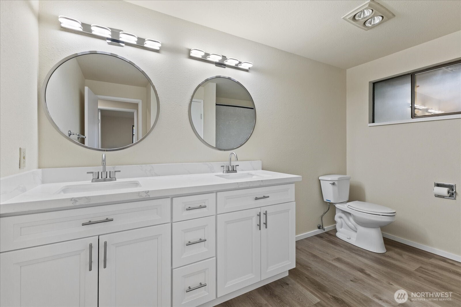 9607 122nd Avenue Southeast Renton, WA 98056 - Photo 22 of 32 a bathroom with 2 sink and a mirror