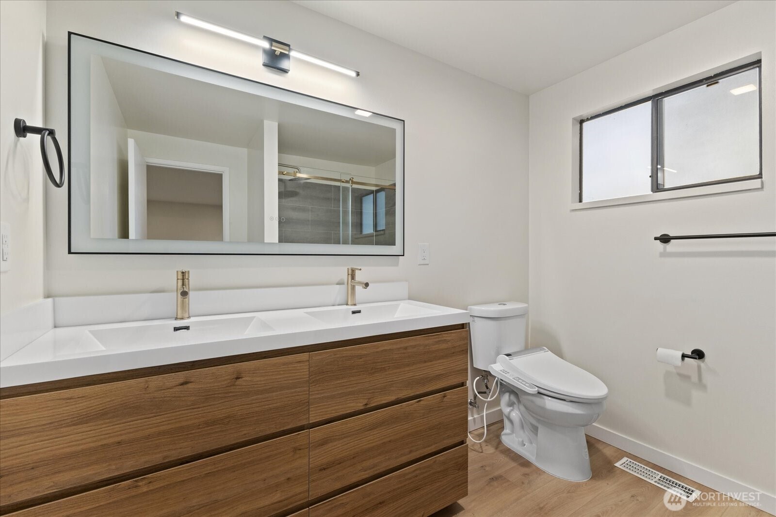 9607 122nd Avenue Southeast Renton, WA 98056 - Photo 24 of 32 a bathroom with a toilet a sink and mirror