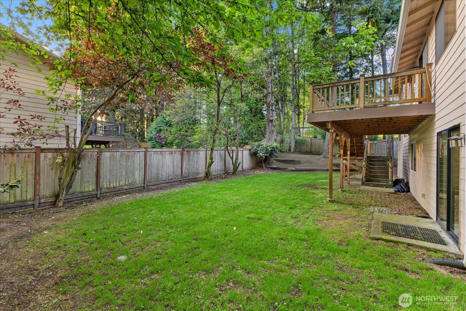 9607 122nd Avenue Southeast Renton, WA 98056 - Photo 30 of 32 a view of a patio with table and chairs and wooden fence