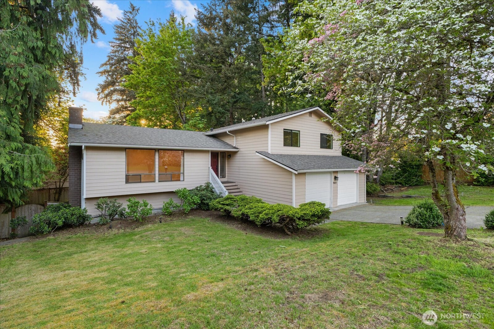 9607 122nd Avenue Southeast Renton, WA 98056 - Photo 3 of 32 a front view of a house with garden