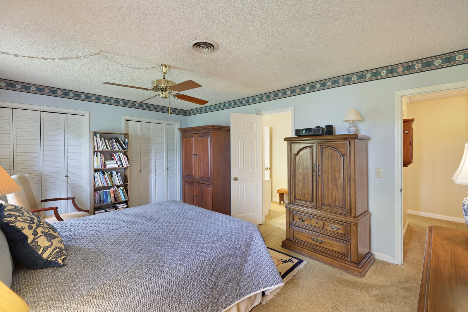 4001 Anderson Road, Unit K24 Nashville, TN 37217 - Photo 18 of 36 a bedroom with a bed and a closet