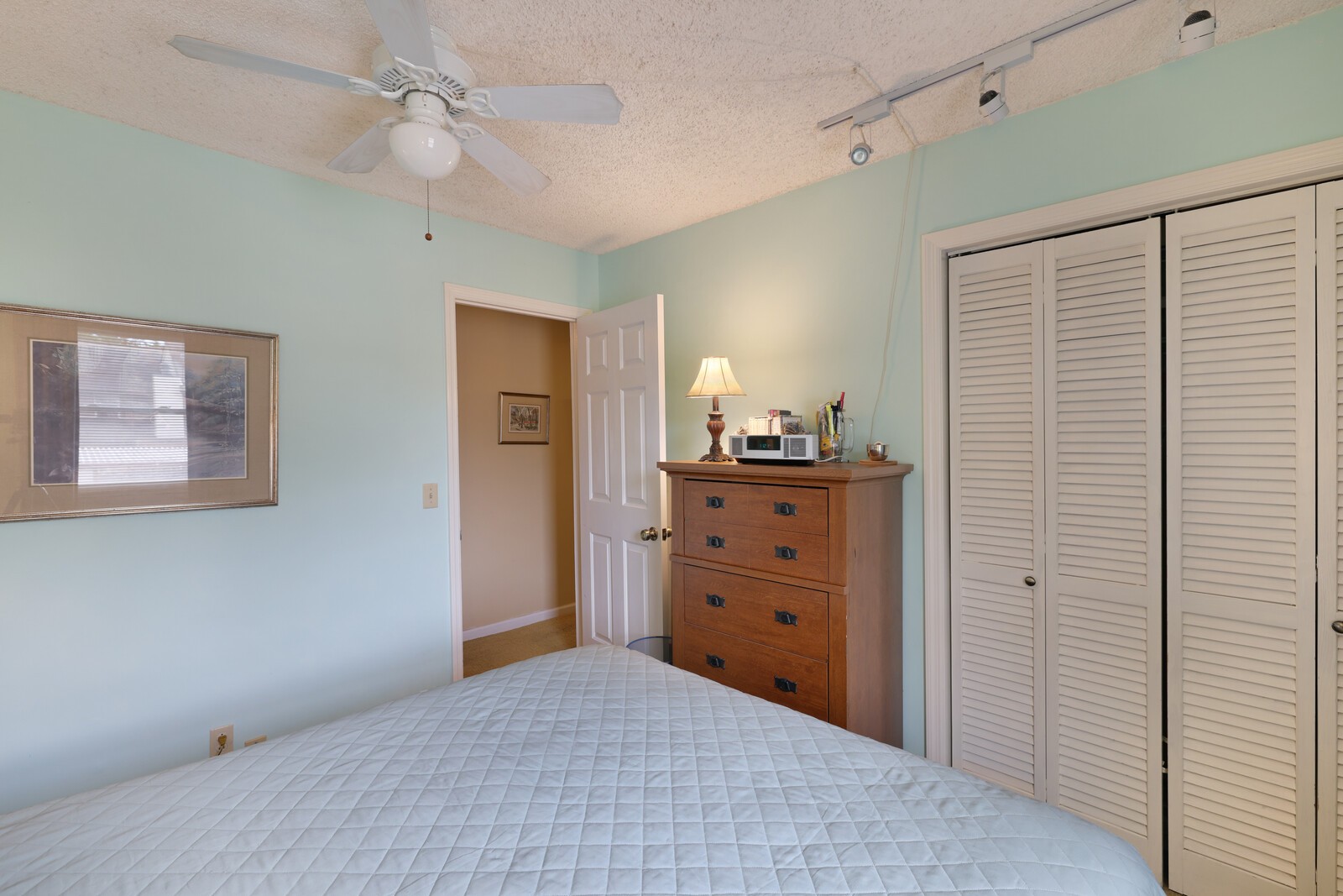 4001 Anderson Road, Unit K24 Nashville, TN 37217 - Photo 25 of 36 a bedroom with a bed and a dresser