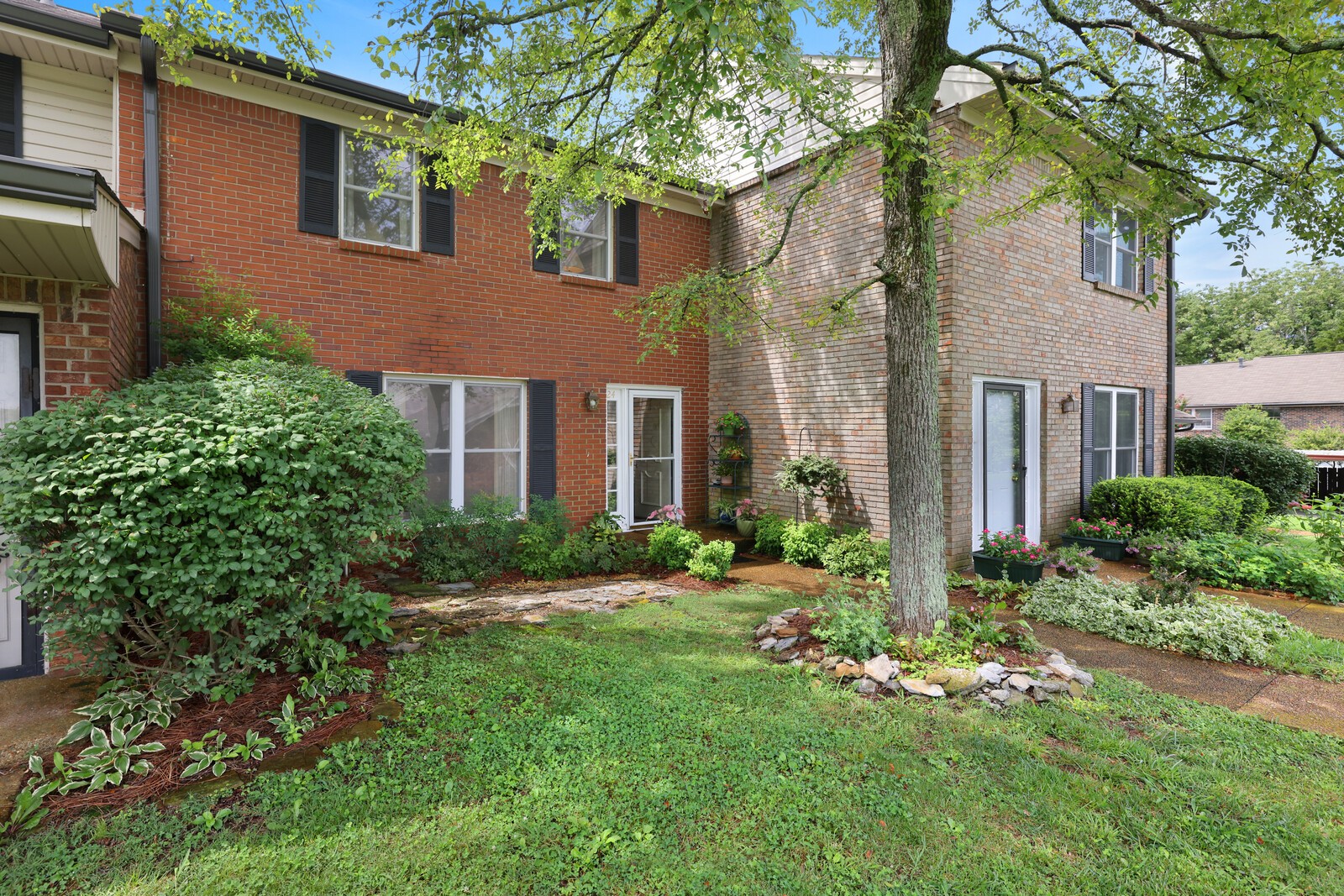 4001 Anderson Road, Unit K24 Nashville, TN 37217 - Photo 3 of 36 front view of a house with a yard
